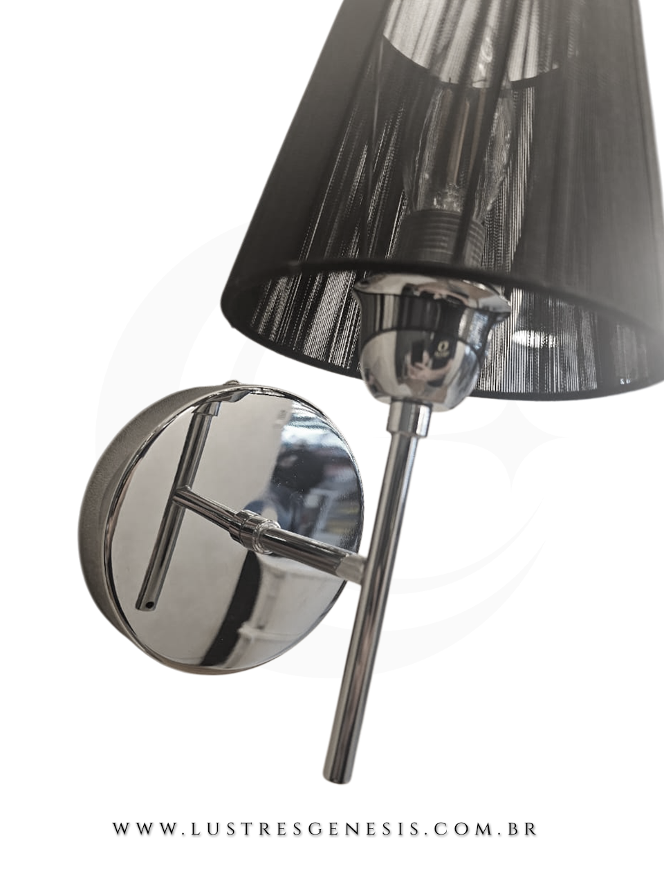 Arandela moderna Claudia preta da marca Hevvy, com design elegante e estrutura metálica, ideal para quarto, cabeceira de cama, lavabo e quarto infantil.